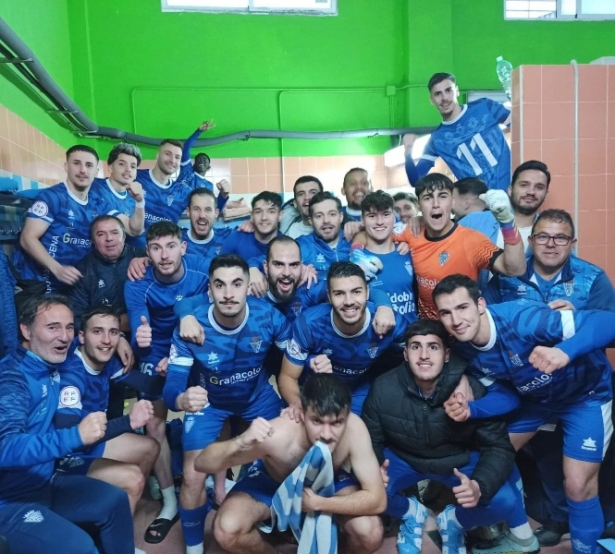 La UD Maracena celebró la victoria en vestuarios (UD MARACENA) 