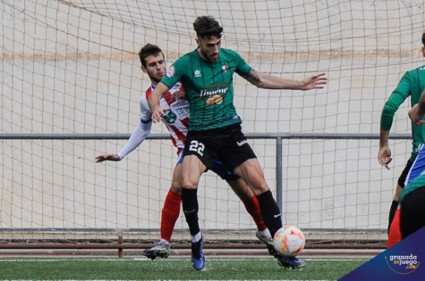 Dani Salvatierra durante el partido ante el Torredonjimeno (JOSÉ M. BALDOMERO) 