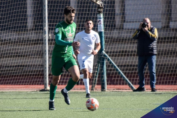 Toni Iglesias durante el partido ante el Almuñécar City (J. PALMA)