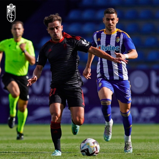Melendo trata de superar a un rival en el choque de la primera vuelta (GRANADA CF)