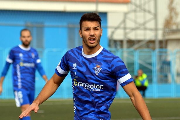 El CF Motril juega este domingo en el campo del Torreperogil (J. PALMA)