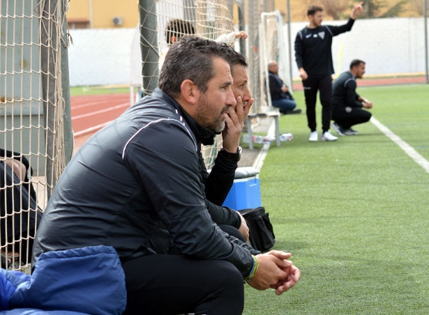 El entrenador del Atarfe juvenil, Johnny Prieto (J. PALMA)