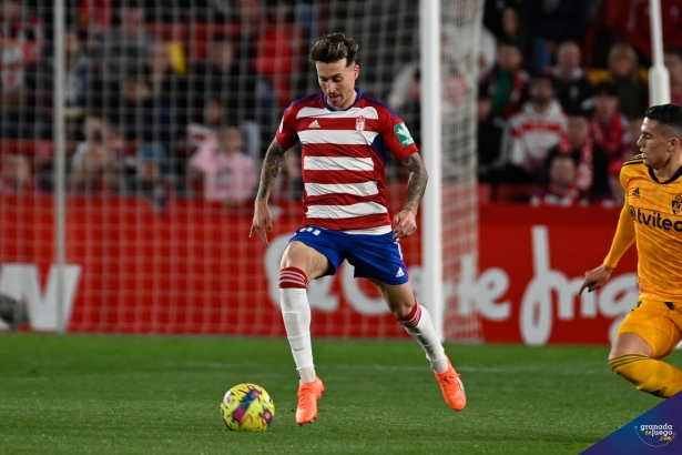 Ricard conduce el balón en un momento del choque (BALDOMERO)