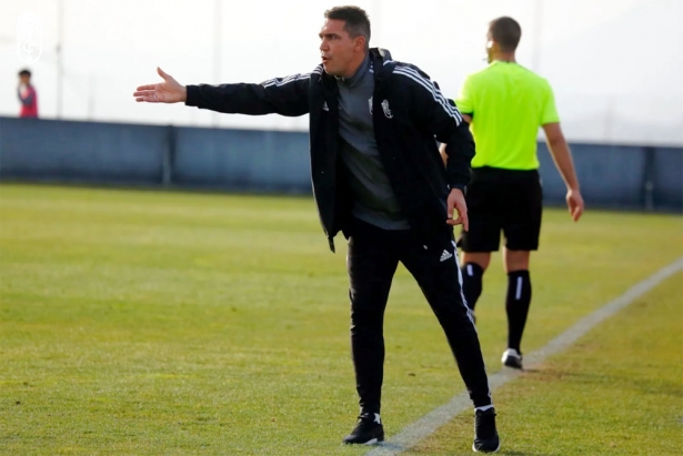 Juan Antonio Milla, técnico del Recreativo Granada, durante un partido (GRANADA CF)