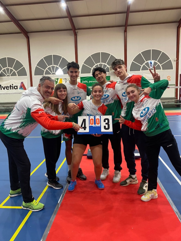 Los jugadores del Bádminton Granada señalan el marcador (BÁDMINTON GRANADA)