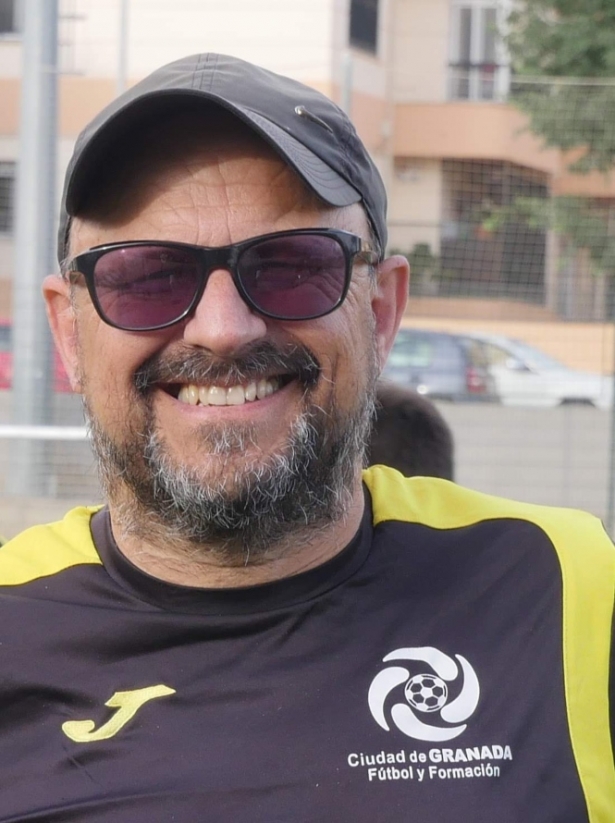El entrenador del Ciudad de Granada FF infantil, Javier Mahía (CD CIUDAD DE GRANADA FF) 