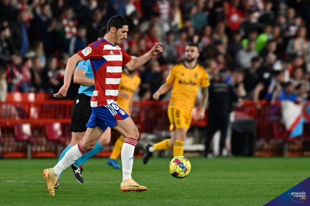 Bodiger conduce el balón ante la Ponferradina (BALDOMERO)