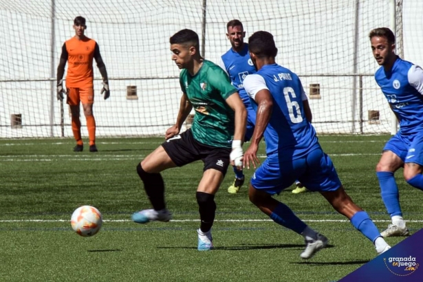 Pablo Chaves en una jugada del encuentro del pasado domingo ante El Palo (JOSÉ M. BALDOMERO)