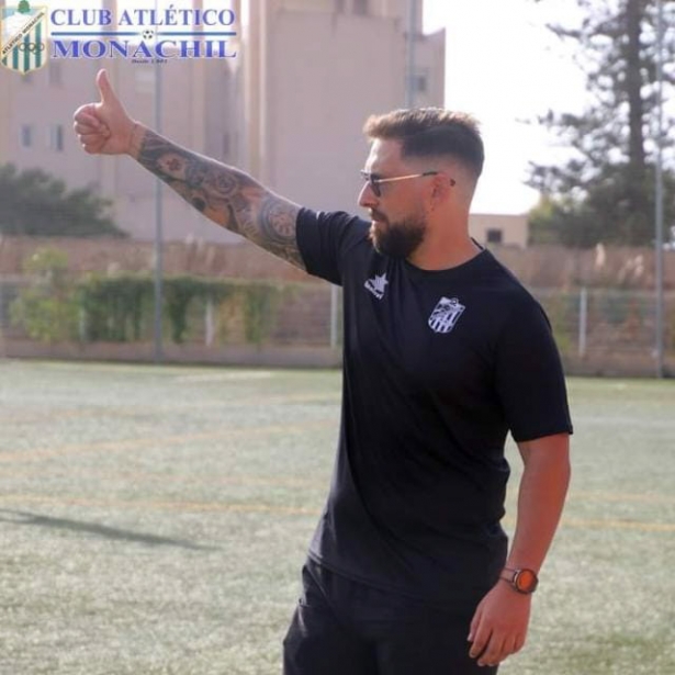 El entrenador del Atlético Monachil, Josemi Ortiz (ATLÉTICO MONACHIL)