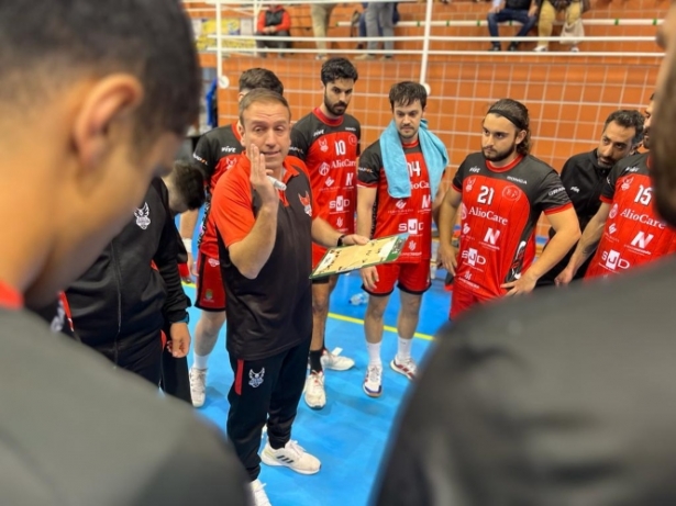 Javier Elvira da instrucciones durante un tiempo muerto (FUNDACIÓN BM GRANADA) 