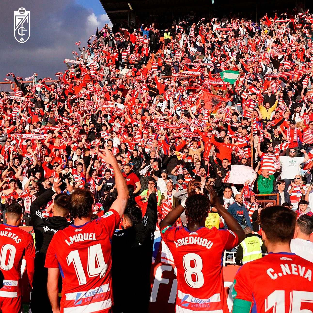 Equipo y afición celebraron la victoria en Albacete (@GranadaCF)