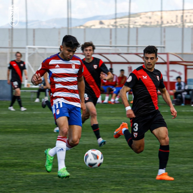 Cova avanza con el balón (GRANADA CF)