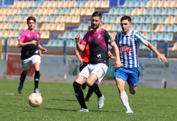 Fran Machado avanza con el balón (JOSÉ ANDRÉS FERNÁNDEZ/ARENAS DE ARMILLA) 