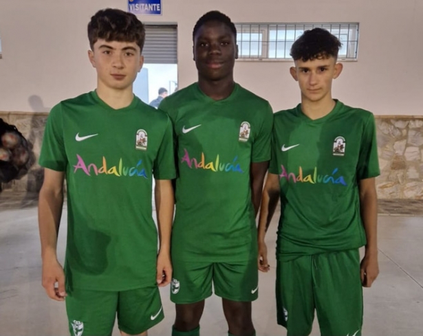 Iker, José Ángel y Javi Guerrero, del Granada CF, con la camiseta de la andaluza (RFAF)