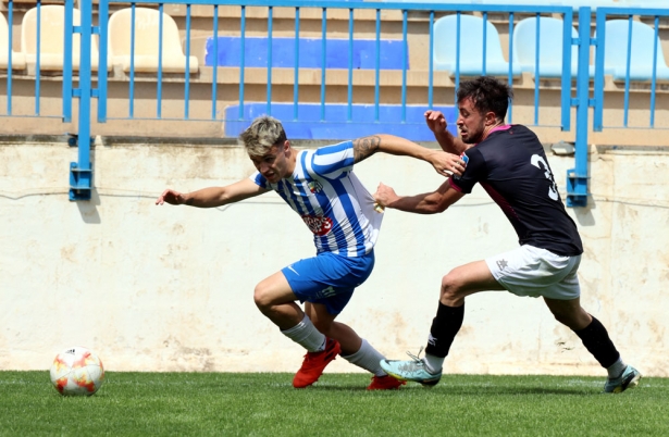 Una acción del choque de la pasada jornada entre Motril y Arenas (JOSÉ ANDRÉS FERNÁNDEZ)