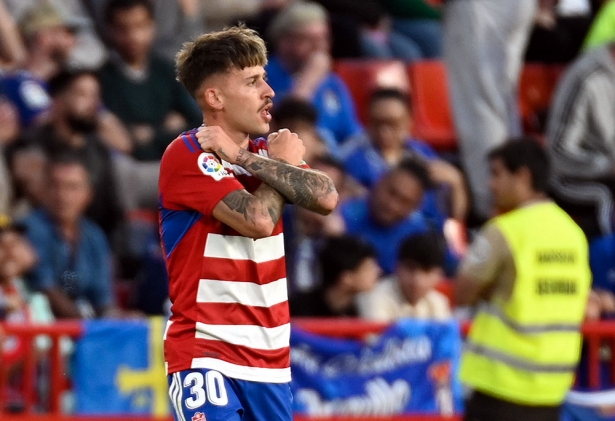 Ricard Sánchez, jugador del Granada CF, tras marcar el tanto de la victoria (JOSÉ M. BALDOMERO)