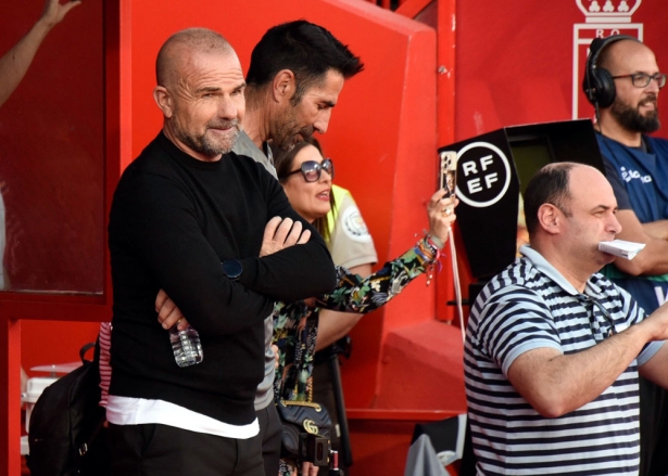 Paco López, técnico del Granada CF, en un momento del encuentro (JOSÉ M. BALDOMERO)