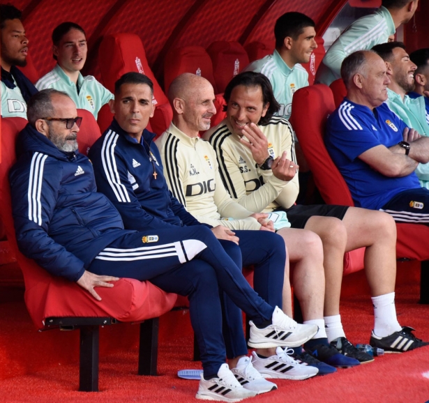 Álvaro Cervera, entrenador del Real Oviedo, durante el encuentro (JOSÉ M. BALDOMERO)