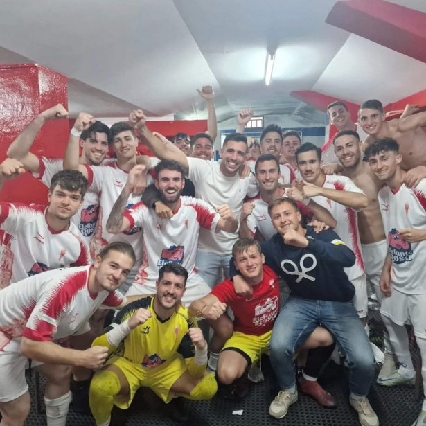 El Guadix CF celebró la victoria en el vestuario (GUADIX CF) 