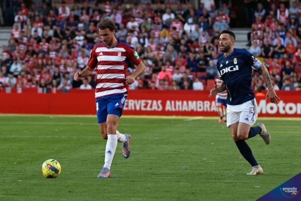 Miquel conduce el balón durante el partido (BALDOMERO)