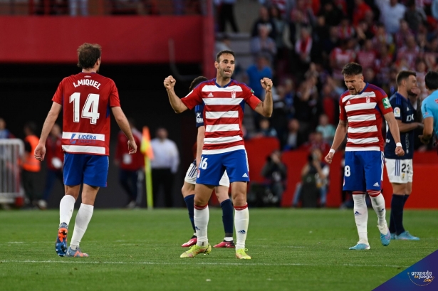 Víctor Díaz celebra el triunfo (BALDOMERO)