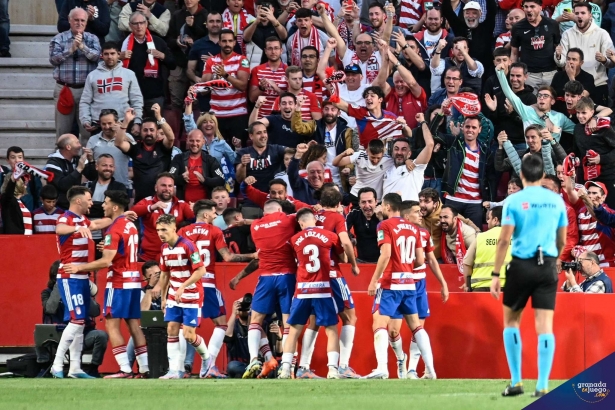 El equipo celebra junto a la afición el tanto del triunfo (BALDOMERO)