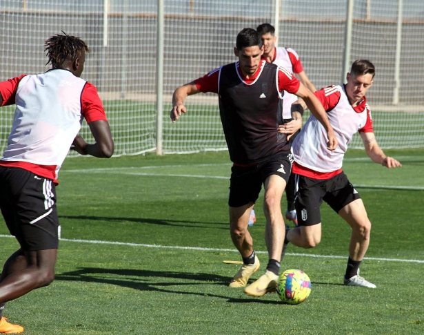 Bodigery Lozano pugnan por un balón (AZCOYTIA)