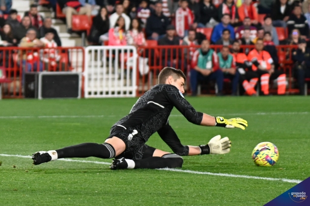 Raúl Fernández ataja un balón ante la Ponferradina (BALDOMERO)