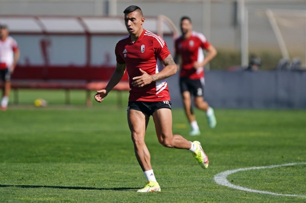 Uzuni durante el entrenamiento (GRANADA CF)