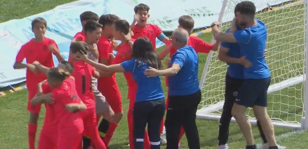 La selección granadina celebra el título (RFAF) 