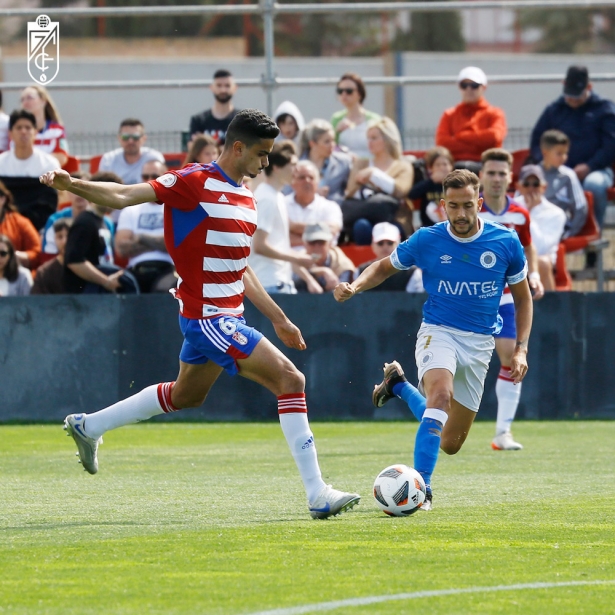 Younnes se dispone a golpear el balón (GRANADA CF)