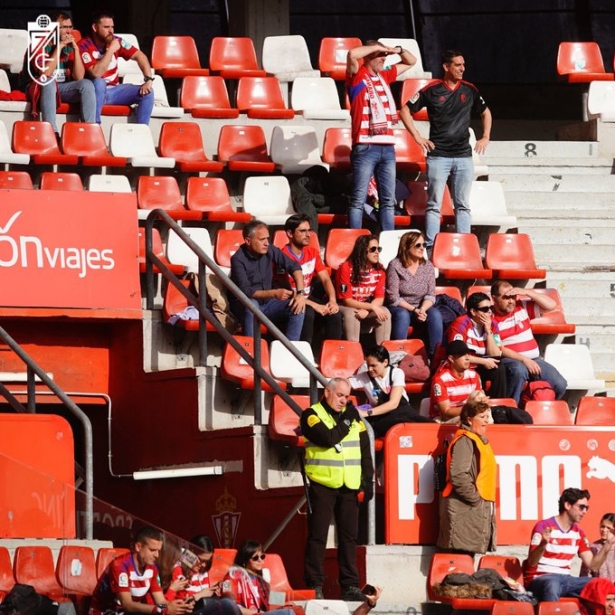 La afición acompañó al equipo en Gijón (@GranadaCF)