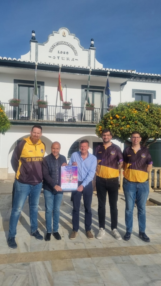 El alcalde y el concejal de Deportes de Otura junto a los responsables del campus Gigantes (AYTO. OTURA) 