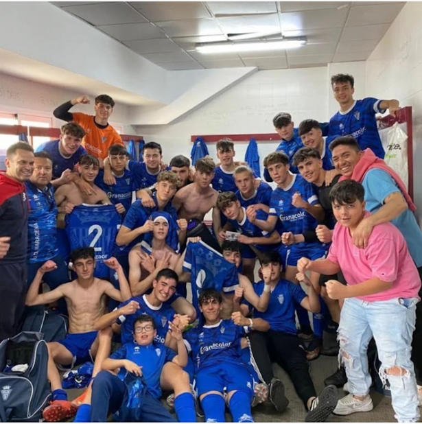 El cadete de la UD Maracena celebró la victoria ante la UD Maracena (UD MARACENA) 