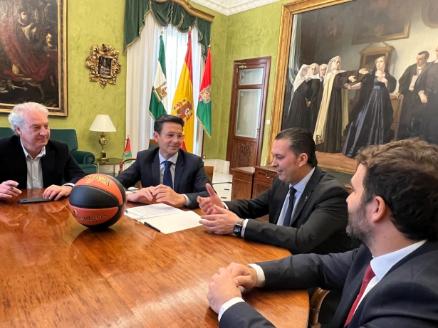 Imagen de la reunión celebrada en el ayuntamiento (AYUNTAMIENTO GRANADA)