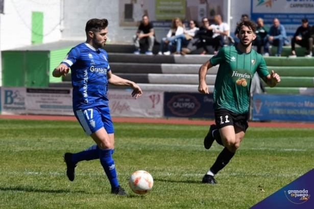 Javi Gallo en el partido ante el CD Huétor Vega (JOSÉ M. BALDOMERO) 