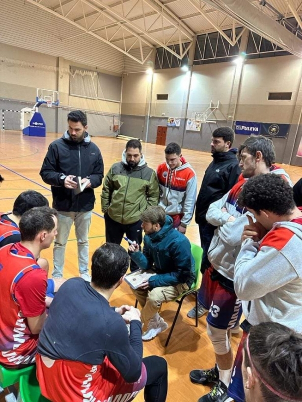 Gonzalo Hermoso da instrucciones en un tiempo muerto (CLUB BALONCESTO LA ZUBIA)