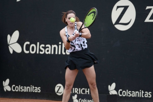 Párrizas golpeando un revés en la Copa Colsanitas (COPA COLSANITAS) 