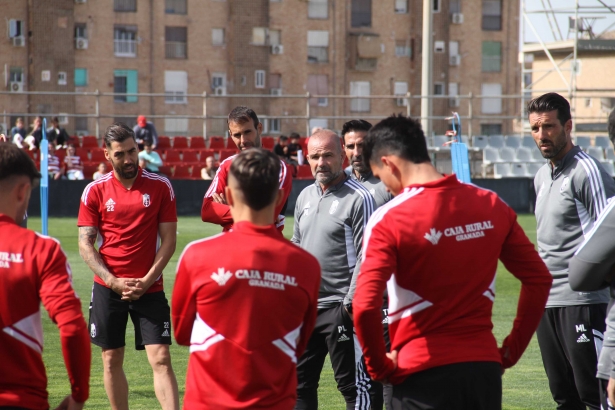 Paco López hablando con sus jugadores (AZCOYTIA)