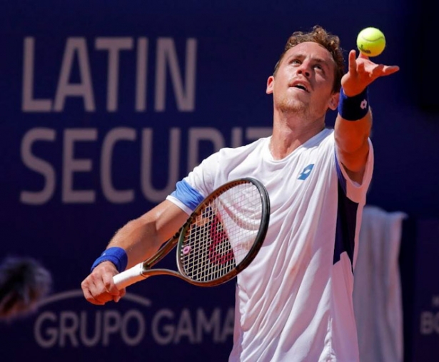 Roberto Carballés durante un saque (ARGENTINA OPEN)