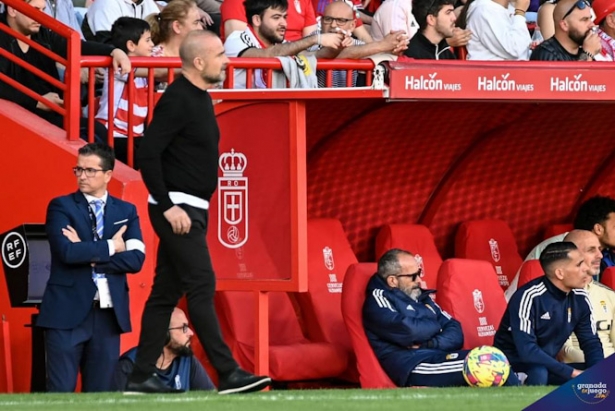 Paco López durante el partido contra el Oviedo (JOSÉ M. BALDOMERO)