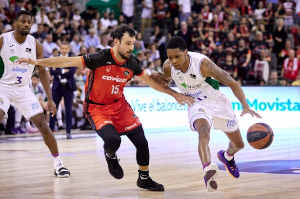 Lluís Costa en una jugada defensiva (FERMÍN RODRÍGUEZ/ FUNDACIÓN CB GRANADA)