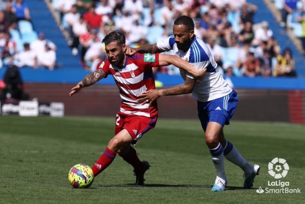 Perea pugna por un balón con Bebé 