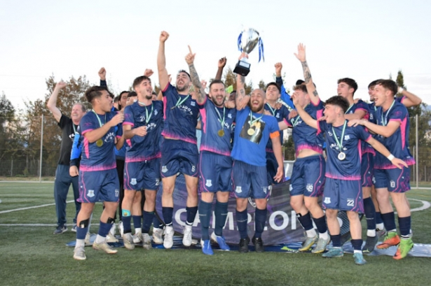 El Puerto de Motril CF con la Copa de ca campeones (JOSÉ REQUENA) 