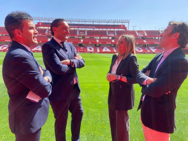 Reunión de Marifrán Carazo con representantes del Granada CF en el Nuevo Los Cármenes (PP)