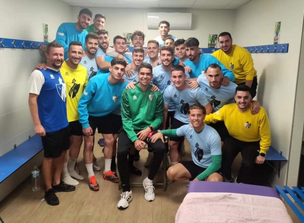 Pablo Chaves ha visitado esta tarde a sus compañeros en el vestuario (CD HUÉTOR VEGA)