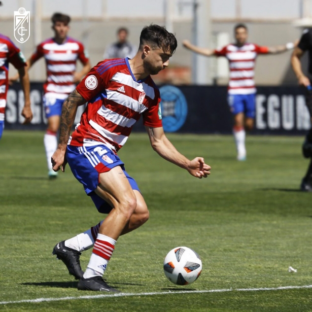 Raúl Castro avanza con el balón (GRANADA CF)