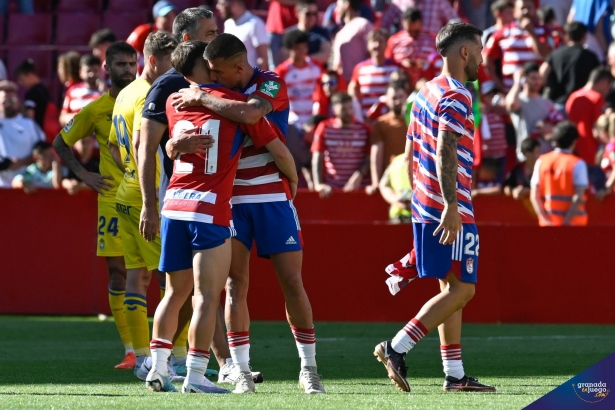Los jugadores celebran el triunfo ante Las Palmas (BALDOMERO)