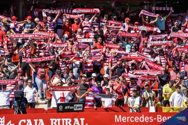 La afición cantando el himno (BALDOMERO)