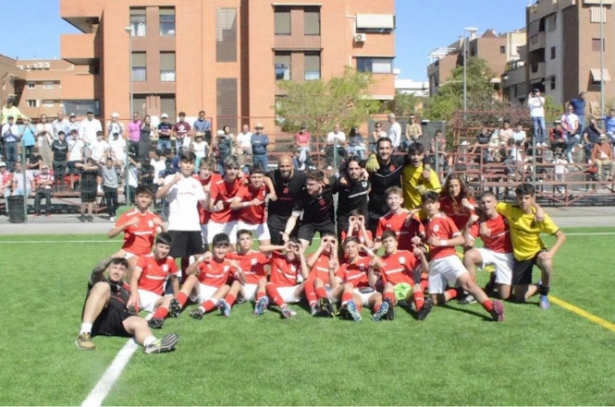 El CD We infantil celebra el ascenso (CD WE FC) 